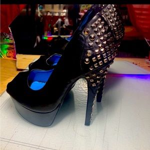 Insatiable size 6.5 woman’s